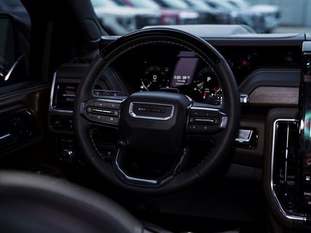 GMC Yukon Vehicle Full-screen Gallery Image 38