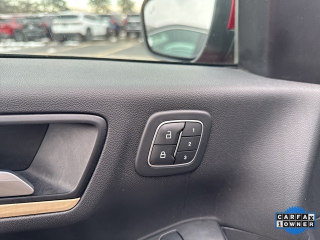 Ford Escape Vehicle Full-screen Gallery Image 20