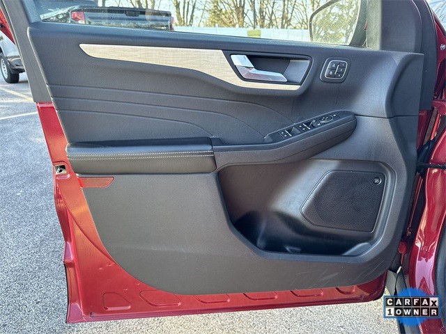 Ford Escape Vehicle Full-screen Gallery Image 27