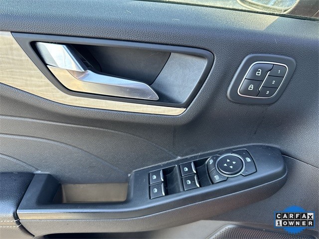 Ford Escape Vehicle Full-screen Gallery Image 28