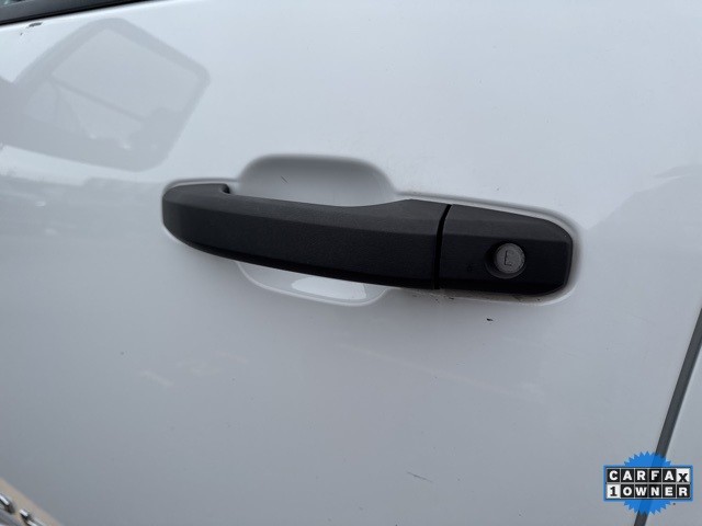 GMC Sierra 2500HD Vehicle Full-screen Gallery Image 17