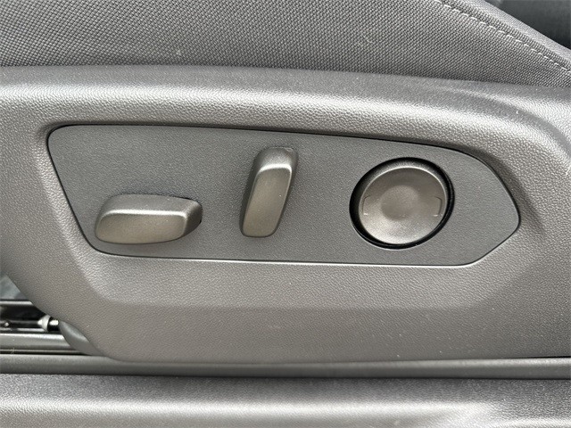 GMC Sierra 1500 Vehicle Full-screen Gallery Image 12