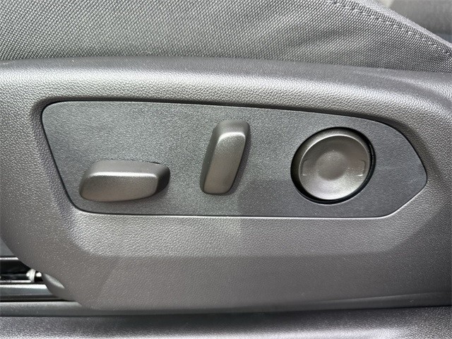 GMC Sierra 1500 Vehicle Full-screen Gallery Image 12