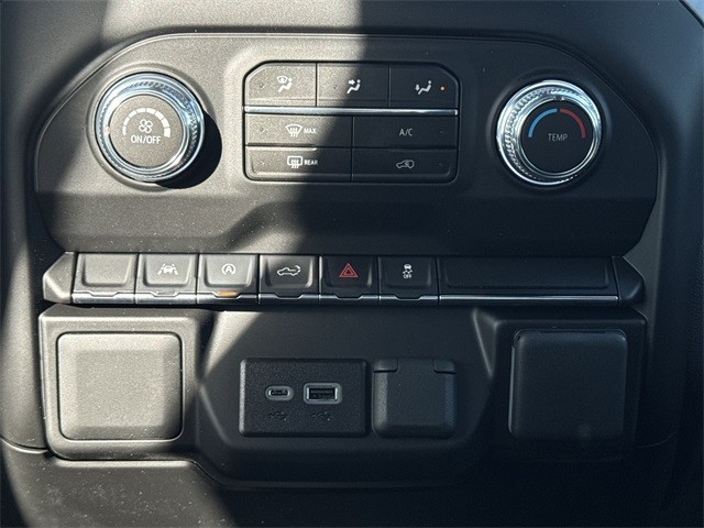 GMC Sierra 1500 Vehicle Full-screen Gallery Image 18