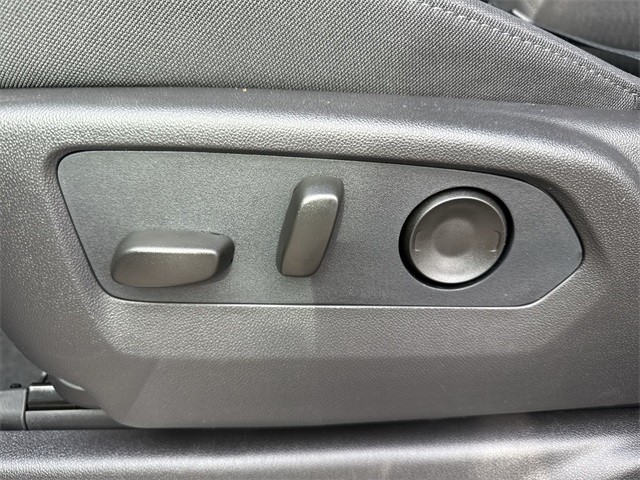 GMC Sierra 1500 Vehicle Full-screen Gallery Image 12