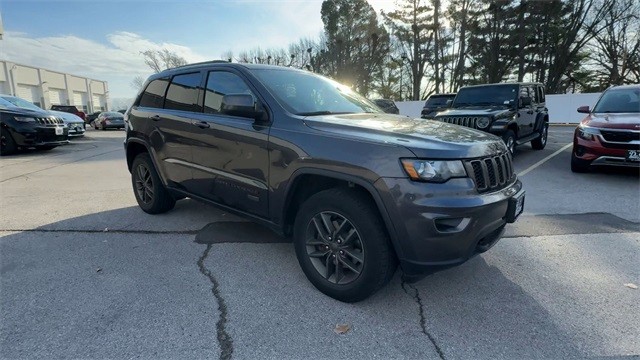 Jeep Grand Cherokee Vehicle Full-screen Gallery Image 02