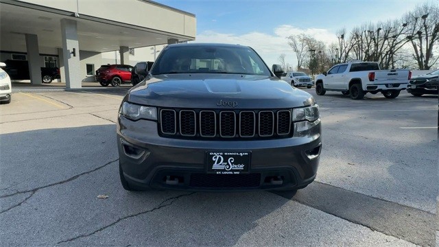 Jeep Grand Cherokee Vehicle Full-screen Gallery Image 03