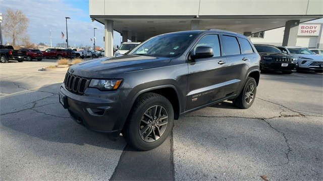 Jeep Grand Cherokee Vehicle Full-screen Gallery Image 05