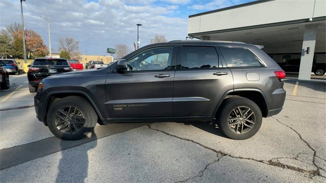 Jeep Grand Cherokee Vehicle Full-screen Gallery Image 06