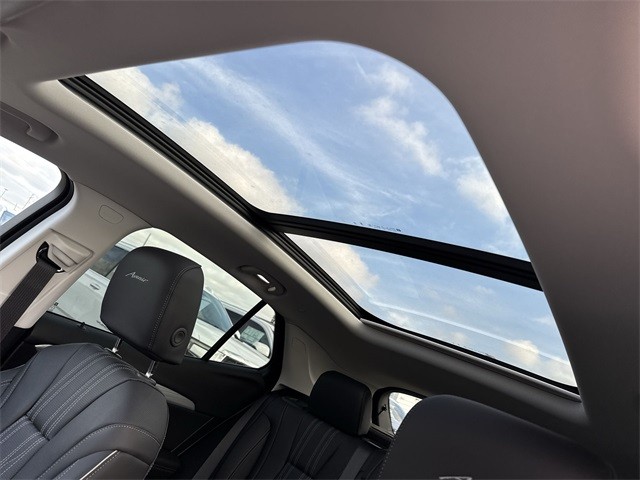 Buick Envision Vehicle Full-screen Gallery Image 22