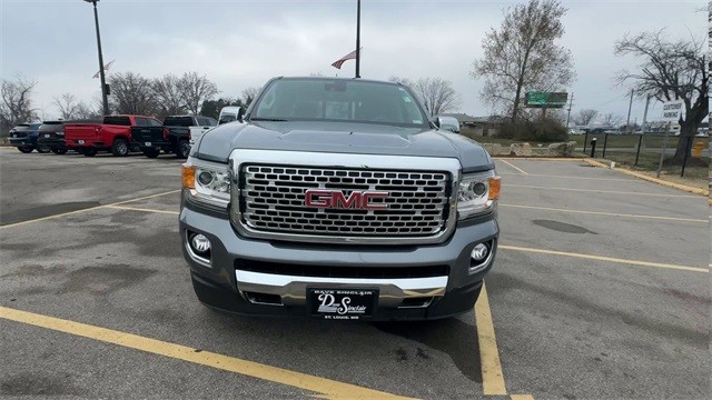 GMC Canyon Vehicle Full-screen Gallery Image 03