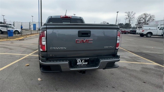 GMC Canyon Vehicle Full-screen Gallery Image 09