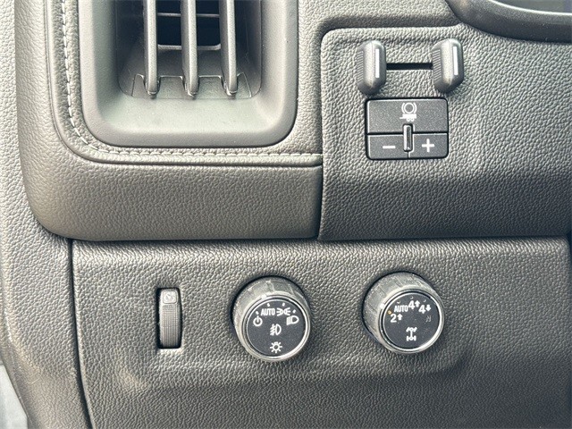 GMC Canyon Vehicle Full-screen Gallery Image 38