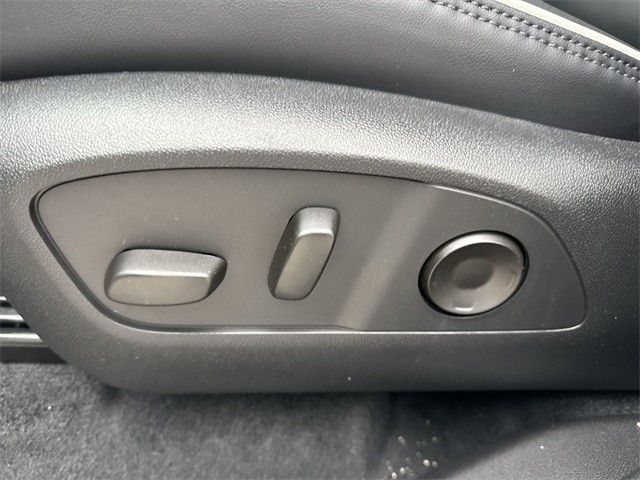 GMC Acadia Vehicle Full-screen Gallery Image 12