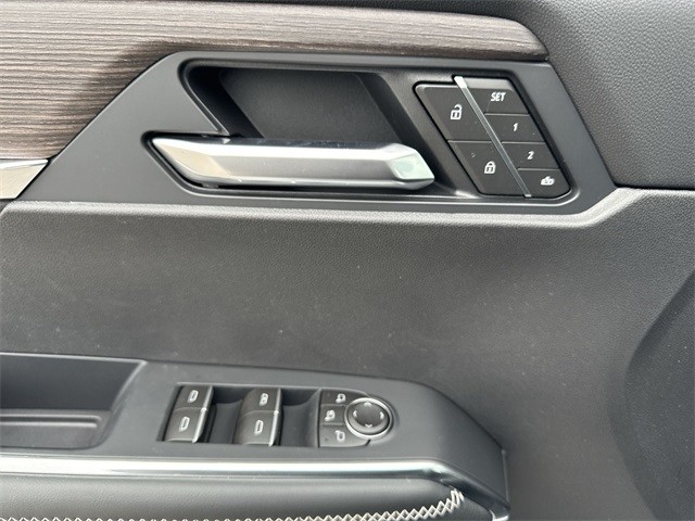 GMC Acadia Vehicle Full-screen Gallery Image 13