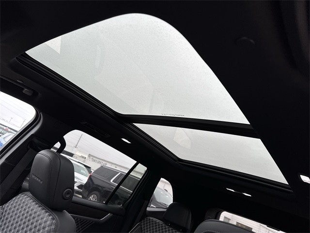 GMC Acadia Vehicle Full-screen Gallery Image 22