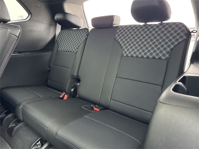 GMC Acadia Vehicle Full-screen Gallery Image 24