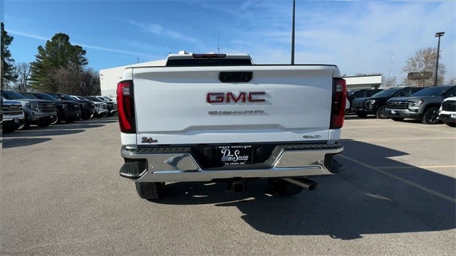GMC Sierra 3500HD Vehicle Full-screen Gallery Image 07