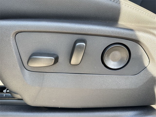 GMC Sierra 3500HD Vehicle Full-screen Gallery Image 12