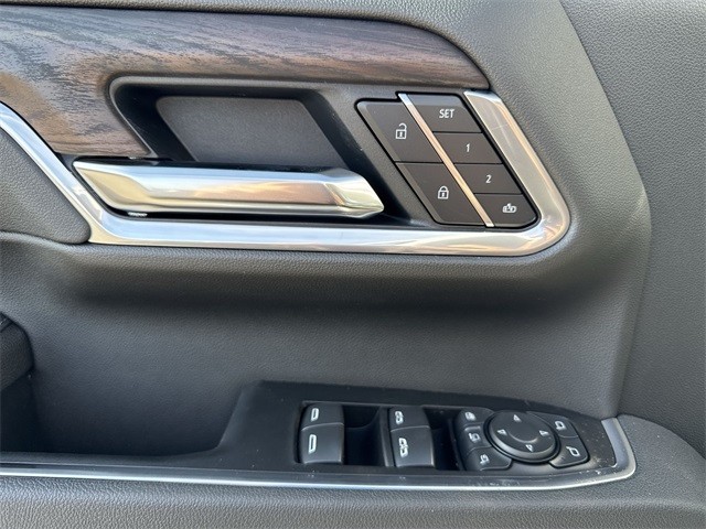 GMC Sierra 3500HD Vehicle Full-screen Gallery Image 13