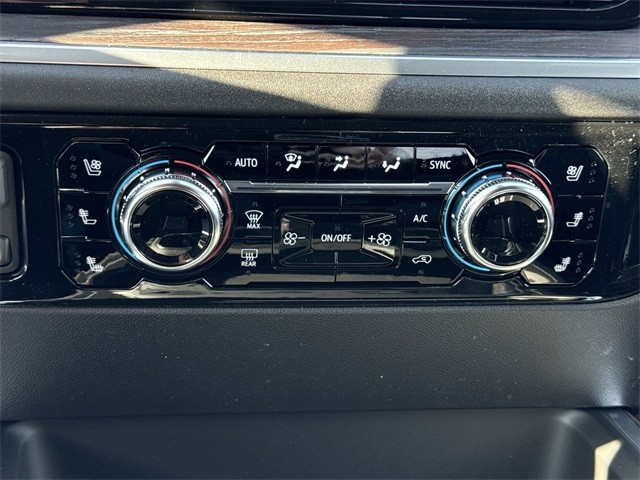 GMC Sierra 3500HD Vehicle Full-screen Gallery Image 19