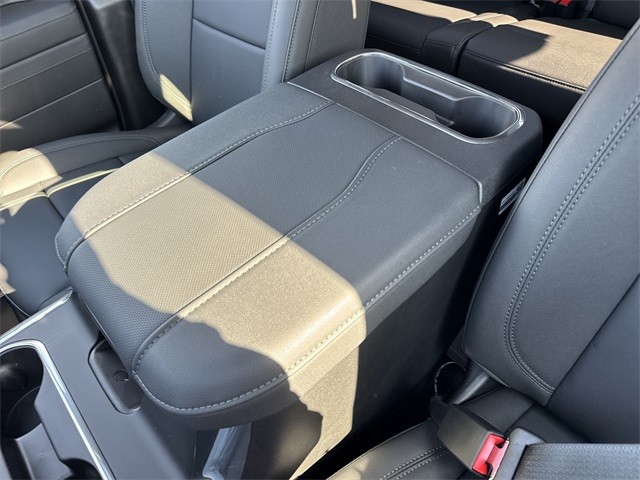 GMC Sierra 3500HD Vehicle Full-screen Gallery Image 21