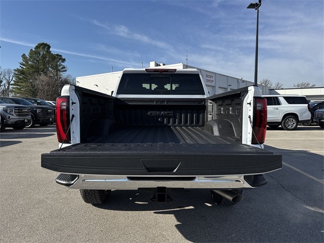 GMC Sierra 3500HD Vehicle Full-screen Gallery Image 24