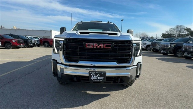 GMC Sierra 2500HD Vehicle Full-screen Gallery Image 03