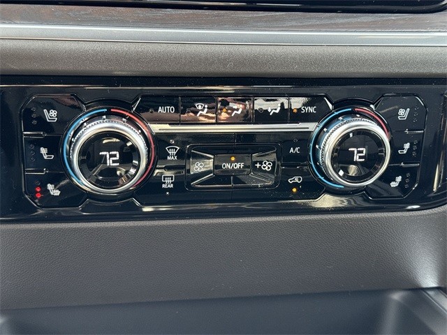 GMC Sierra 2500HD Vehicle Full-screen Gallery Image 19