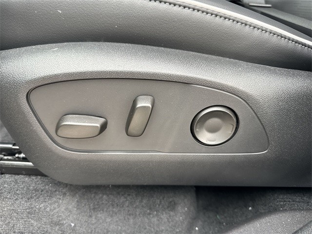 Buick Enclave Vehicle Full-screen Gallery Image 12