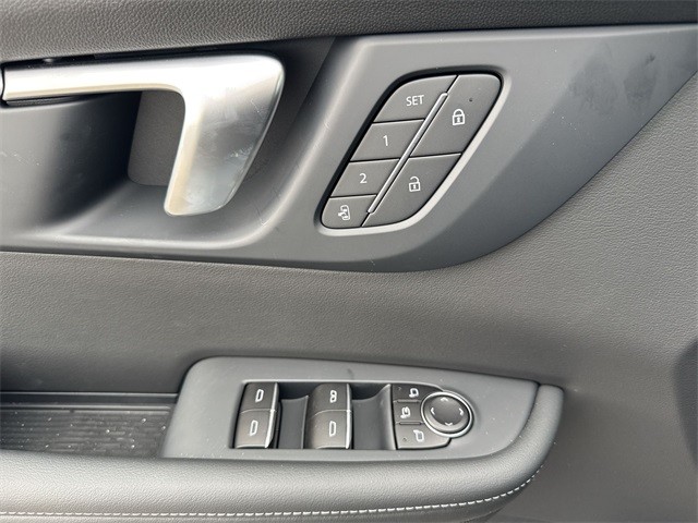 Buick Enclave Vehicle Full-screen Gallery Image 13