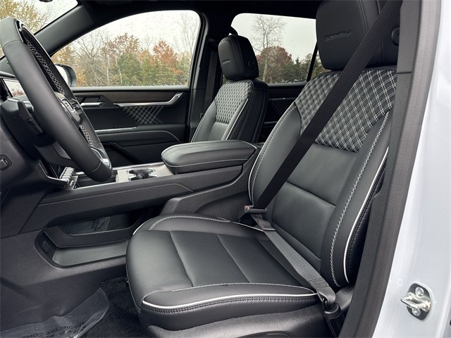 GMC Acadia Vehicle Full-screen Gallery Image 11