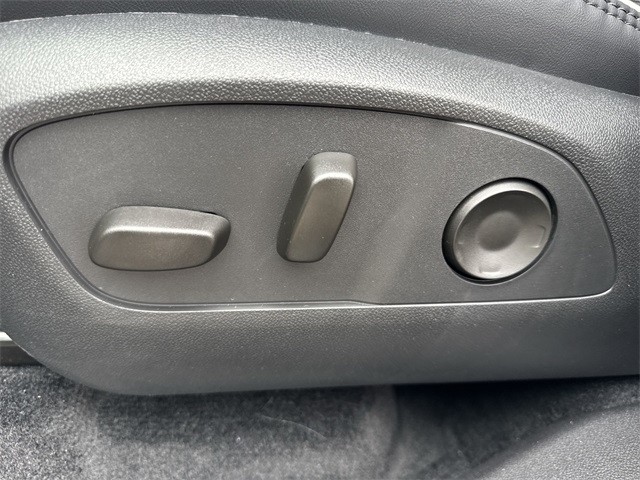 GMC Acadia Vehicle Full-screen Gallery Image 12