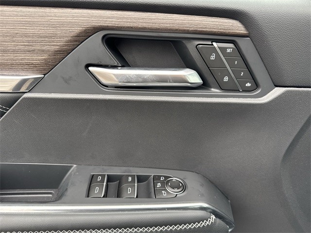 GMC Acadia Vehicle Full-screen Gallery Image 13