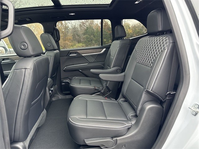 GMC Acadia Vehicle Full-screen Gallery Image 23