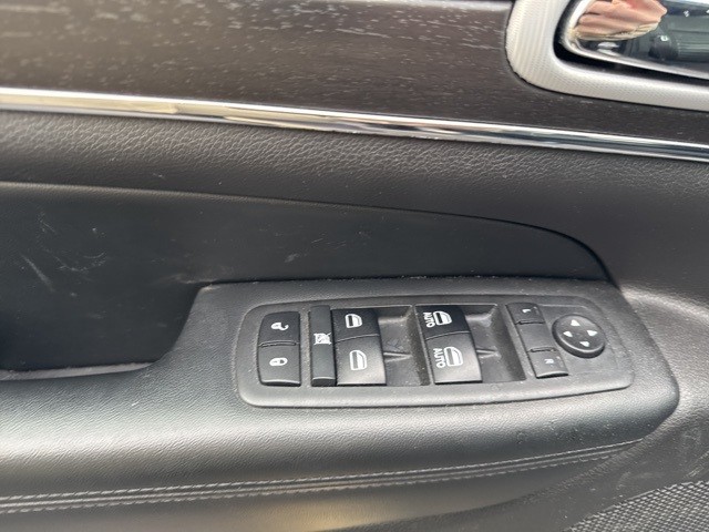 Jeep Grand Cherokee Vehicle Full-screen Gallery Image 14