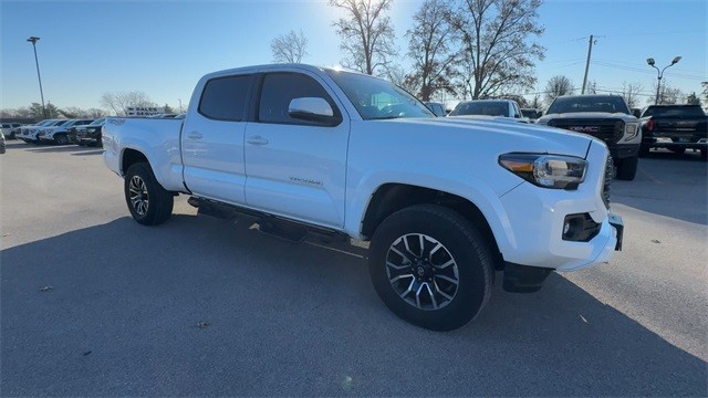 Toyota Tacoma 4WD Vehicle Full-screen Gallery Image 02