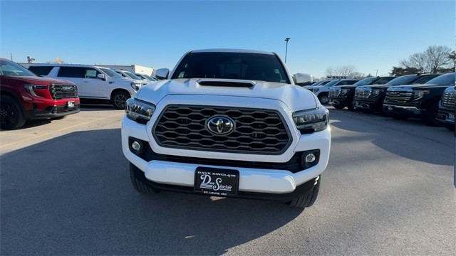 Toyota Tacoma 4WD Vehicle Full-screen Gallery Image 03