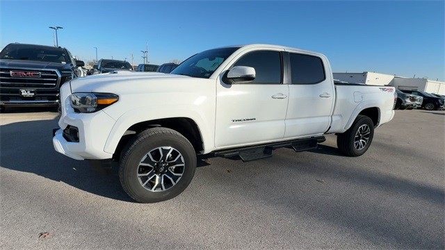 Toyota Tacoma 4WD Vehicle Full-screen Gallery Image 05