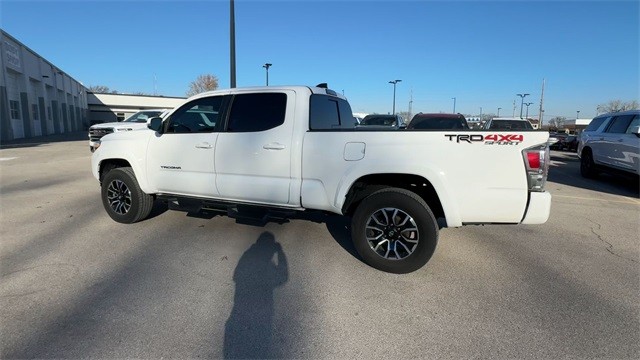 Toyota Tacoma 4WD Vehicle Full-screen Gallery Image 07