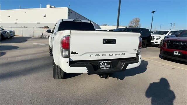 Toyota Tacoma 4WD Vehicle Full-screen Gallery Image 09