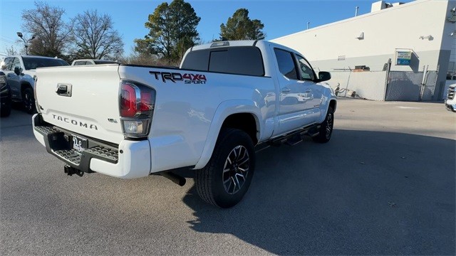 Toyota Tacoma 4WD Vehicle Full-screen Gallery Image 10
