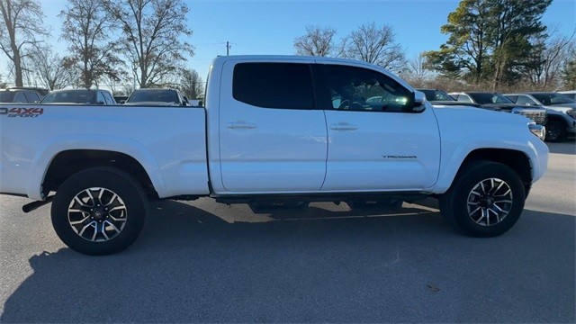 Toyota Tacoma 4WD Vehicle Full-screen Gallery Image 11