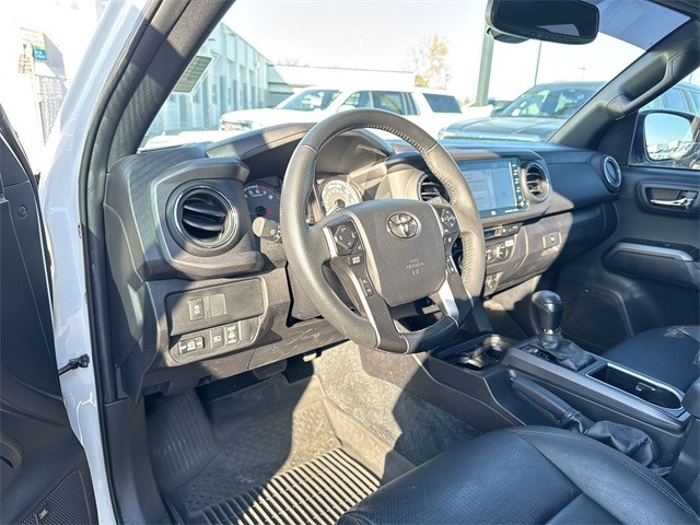Toyota Tacoma 4WD Vehicle Full-screen Gallery Image 13
