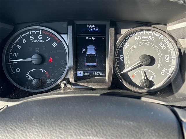 Toyota Tacoma 4WD Vehicle Full-screen Gallery Image 15