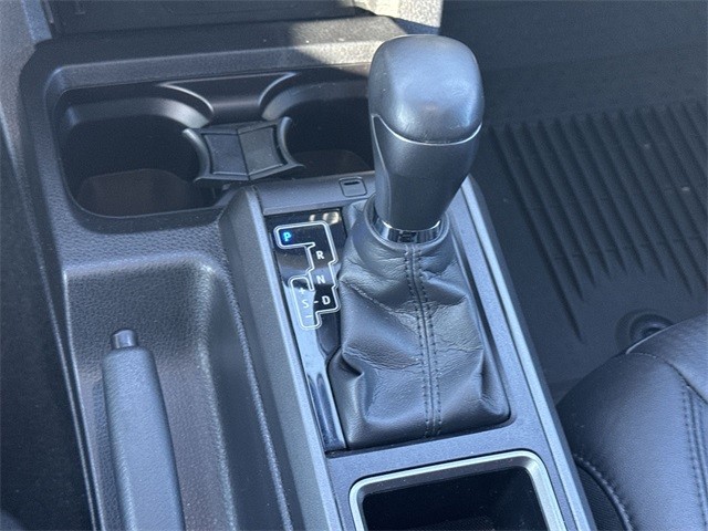 Toyota Tacoma 4WD Vehicle Full-screen Gallery Image 20