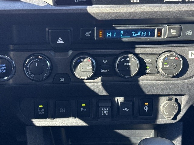 Toyota Tacoma 4WD Vehicle Full-screen Gallery Image 22