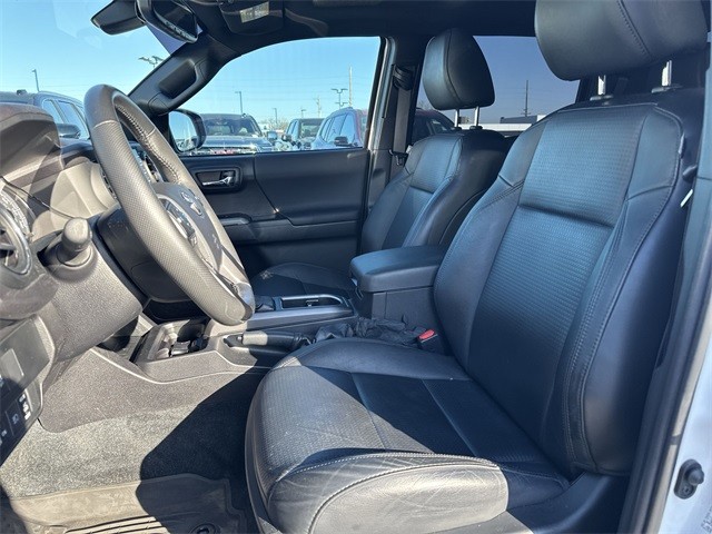 Toyota Tacoma 4WD Vehicle Full-screen Gallery Image 24