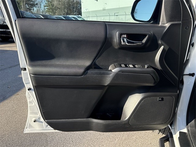 Toyota Tacoma 4WD Vehicle Full-screen Gallery Image 26