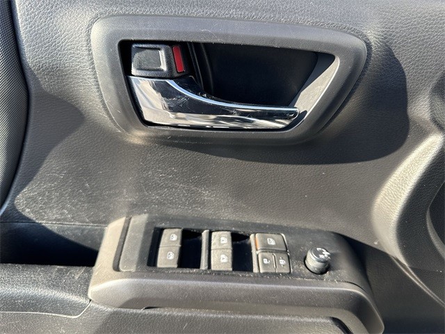 Toyota Tacoma 4WD Vehicle Full-screen Gallery Image 27